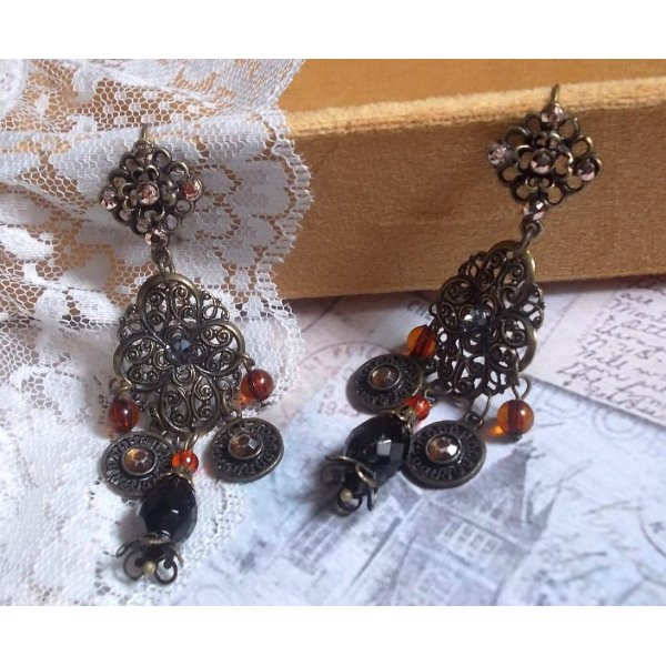 BO Milady Broc" creada con sellos, gotas, dijes de lat&oacute;n, strass, cabujones PureCrystal y cuentas de cristal