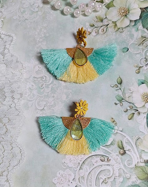 BO Mint and Yellow mont&eacute;es avec des pompons, pince demi-lune, gouttes r&eacute;sine et puces m&eacute;tal