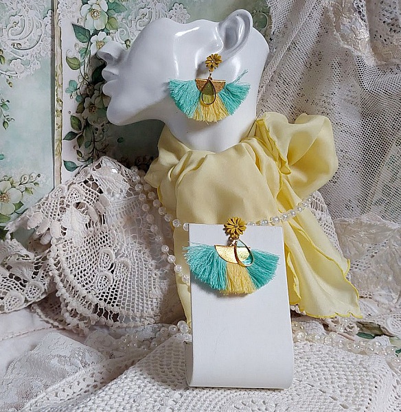 BO Mint and Yellow mont&eacute;es avec des pompons, pince demi-lune, gouttes r&eacute;sine et puces m&eacute;tal