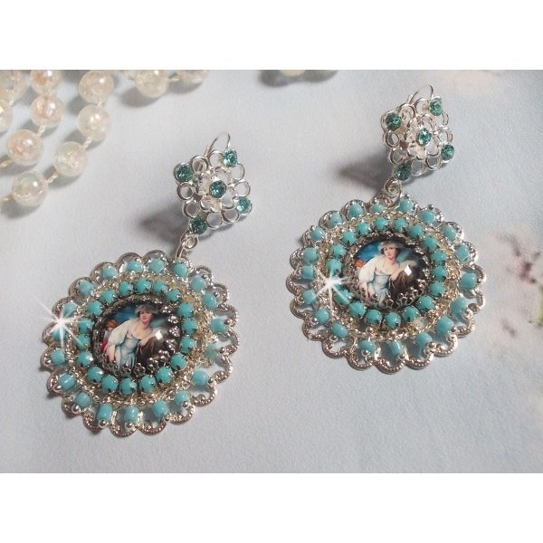 BO Moment de D&eacute;tente creado con cabujones de lupa Vintage Dames, cristales Swarovski, sellos y cuentas de vidrio