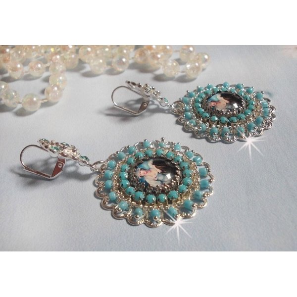 BO Moment de D&eacute;tente creado con cabujones de lupa Vintage Dames, cristales Swarovski, sellos y cuentas de vidrio