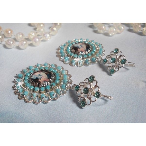 BO Moment de D&eacute;tente creado con cabujones de lupa Vintage Dames, cristales Swarovski, sellos y cuentas de vidrio