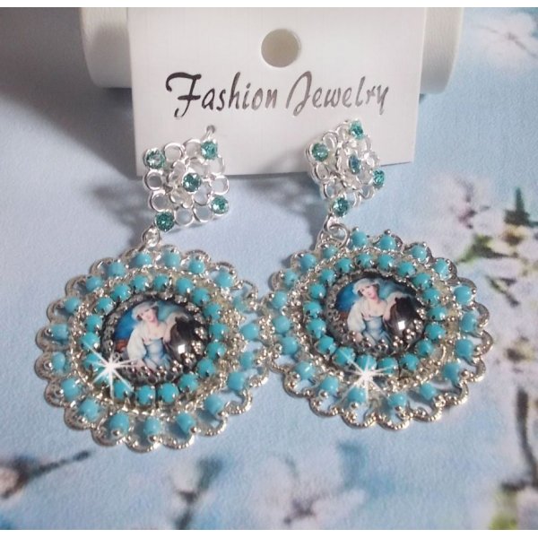 BO Moment de D&eacute;tente creado con cabujones de lupa Vintage Dames, cristales Swarovski, sellos y cuentas de vidrio