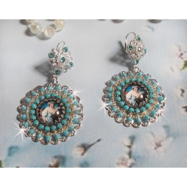 BO Moment de D&eacute;tente creado con cabujones de lupa Vintage Dames, cristales Swarovski, sellos y cuentas de vidrio