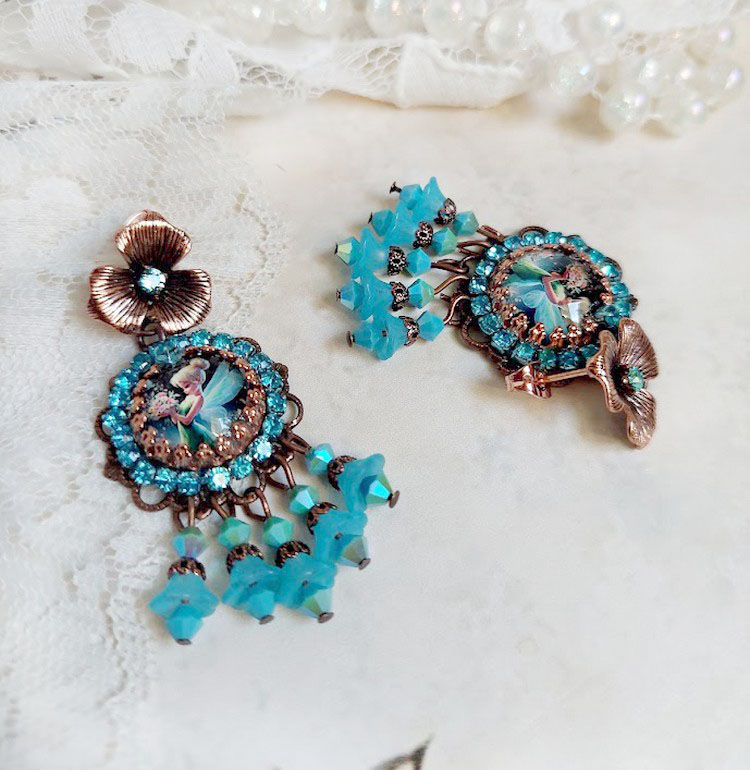 BO Monde des F&eacute;es cr&eacute;&eacute;es avec cabochon verre, estampes laiton et perles Cristal Swarovski