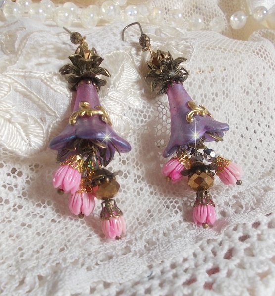 BO M&eacute;tamorphose Fantaisie, boutons de roses sauvages &agrave; laquelle s&rsquo;ajoute perles Cristal, fleurs trompettes peintes &agrave; la main aux couleurs de l&rsquo;&eacute;t&eacute;, perles verre et calottes mont&eacute;s sur crochets Laiton