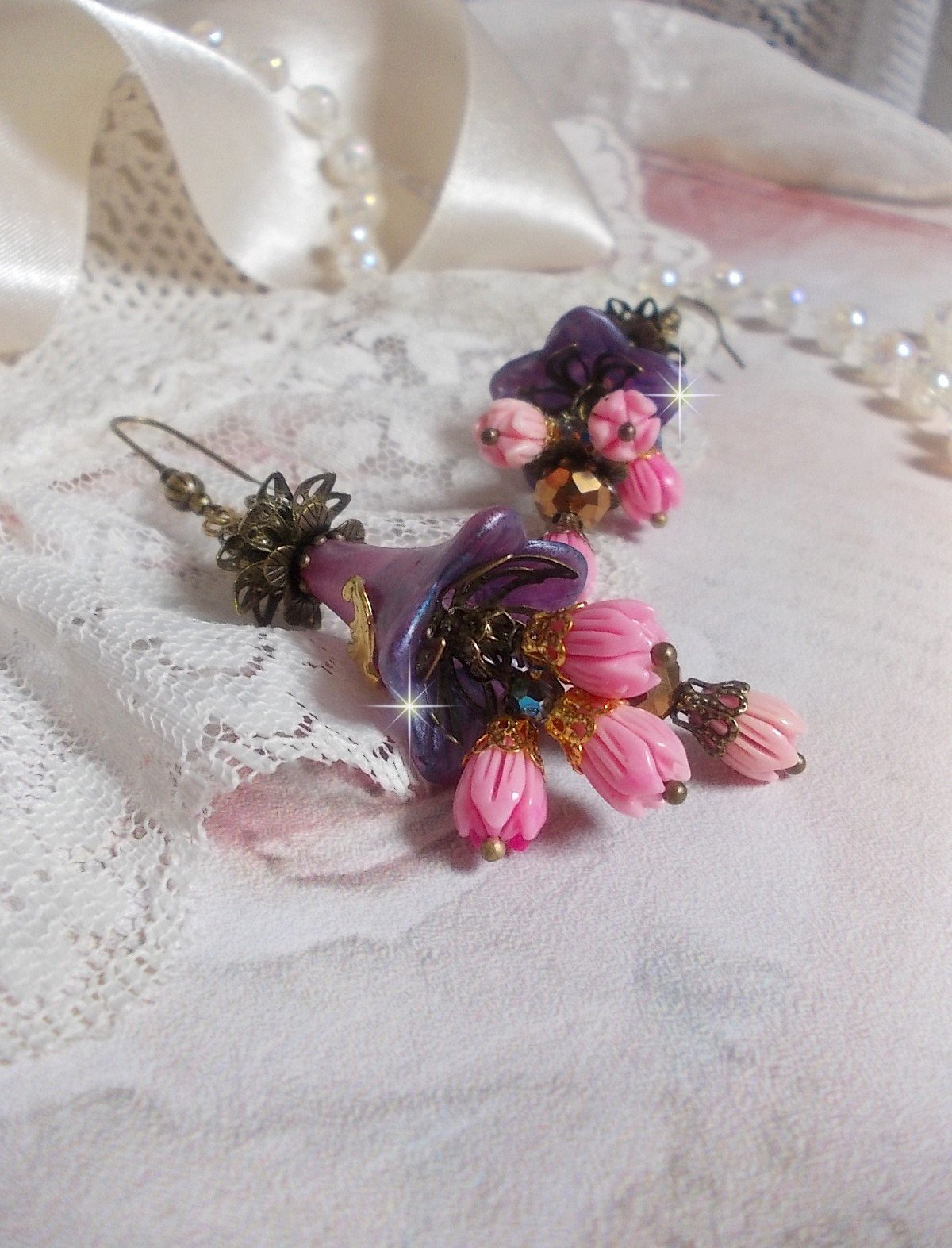 BO M&eacute;tamorphose Fantaisie, boutons de roses sauvages &agrave; laquelle s&rsquo;ajoute perles Cristal, fleurs trompettes peintes &agrave; la main aux couleurs de l&rsquo;&eacute;t&eacute;, perles verre et calottes mont&eacute;s sur crochets Laiton