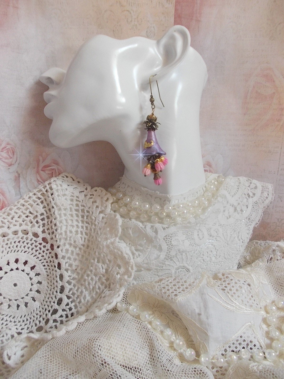 BO M&eacute;tamorphose Fantaisie, boutons de roses sauvages &agrave; laquelle s&rsquo;ajoute perles Cristal, fleurs trompettes peintes &agrave; la main aux couleurs de l&rsquo;&eacute;t&eacute;, perles verre et calottes mont&eacute;s sur crochets Laiton