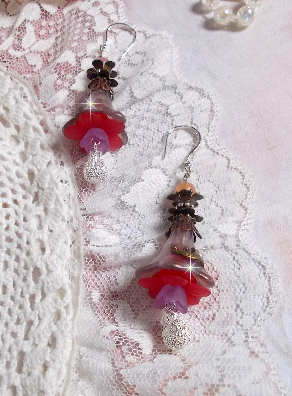 BO Myst&egrave;res d&rsquo;Antan mont&eacute;es avec fleurs r&eacute;sines, breloques gouttes, Quartz Rose et crochets argent 925