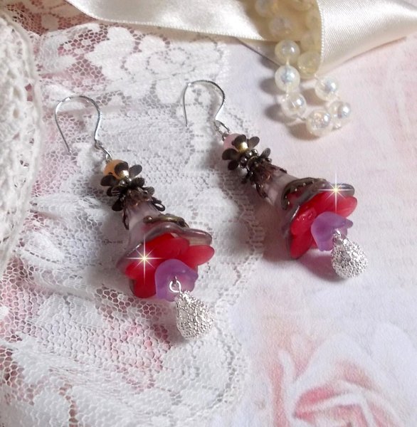 BO Myst&egrave;res d&rsquo;Antan mont&eacute;es avec fleurs r&eacute;sines, breloques gouttes, Quartz Rose et crochets argent 925