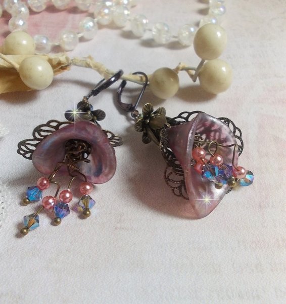 BO  Myst&egrave;res d&rsquo;Hollywood mont&eacute;es avec fleurs Arums peintes &agrave; la main, fleurs, calottes, couronnes, toupies, perles en verre et dormeuses chocolat