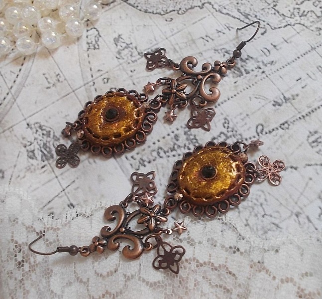 BO Myst&egrave;res d'Ars&egrave;ne creado con dijes de diferentes formas, medallones colgantes, motivos de porcelana patinada y cristales Swarovski