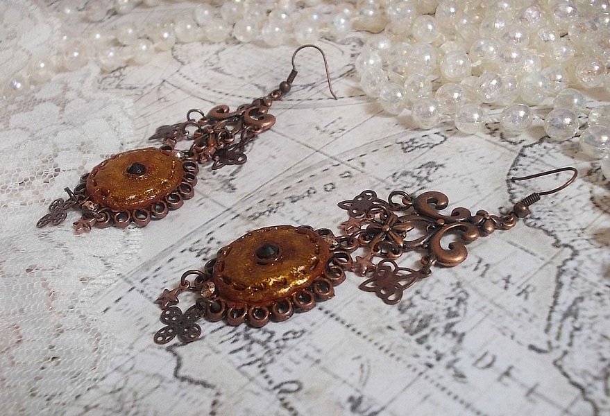 BO Myst&egrave;res d'Ars&egrave;ne creado con dijes de diferentes formas, medallones colgantes, motivos de porcelana patinada y cristales Swarovski