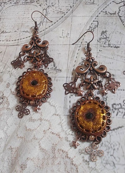 BO Myst&egrave;res d'Ars&egrave;ne creado con dijes de diferentes formas, medallones colgantes, motivos de porcelana patinada y cristales Swarovski