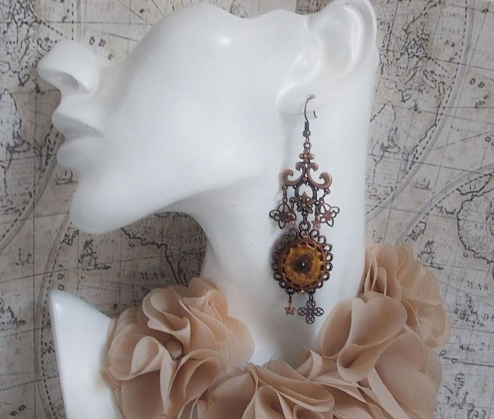 BO Myst&egrave;res d'Ars&egrave;ne creado con dijes de diferentes formas, medallones colgantes, motivos de porcelana patinada y cristales Swarovski