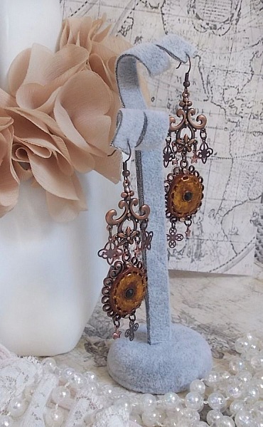 BO Myst&egrave;res d'Ars&egrave;ne creado con dijes de diferentes formas, medallones colgantes, motivos de porcelana patinada y cristales Swarovski