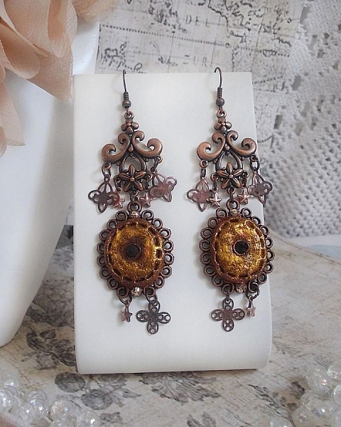 BO Myst&egrave;res d'Ars&egrave;ne creado con dijes de diferentes formas, medallones colgantes, motivos de porcelana patinada y cristales Swarovski