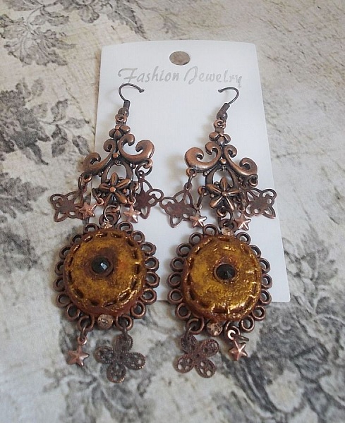 BO Myst&egrave;res d'Ars&egrave;ne creado con dijes de diferentes formas, medallones colgantes, motivos de porcelana patinada y cristales Swarovski