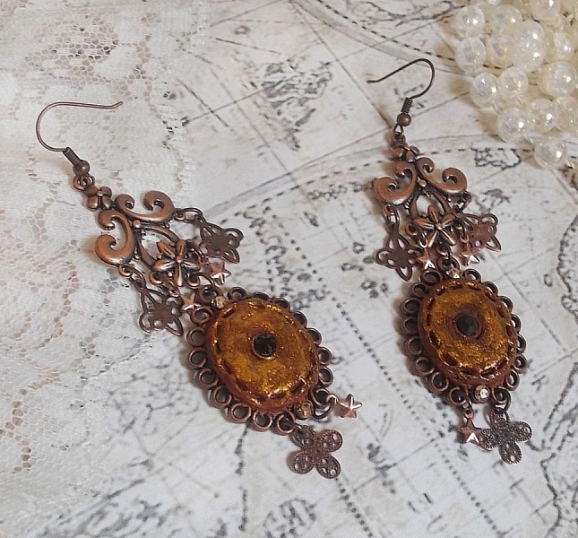 BO Myst&egrave;res d'Ars&egrave;ne creado con dijes de diferentes formas, medallones colgantes, motivos de porcelana patinada y cristales Swarovski