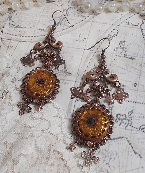 BO Myst&egrave;res d'Ars&egrave;ne creado con dijes de diferentes formas, medallones colgantes, motivos de porcelana patinada y cristales Swarovski