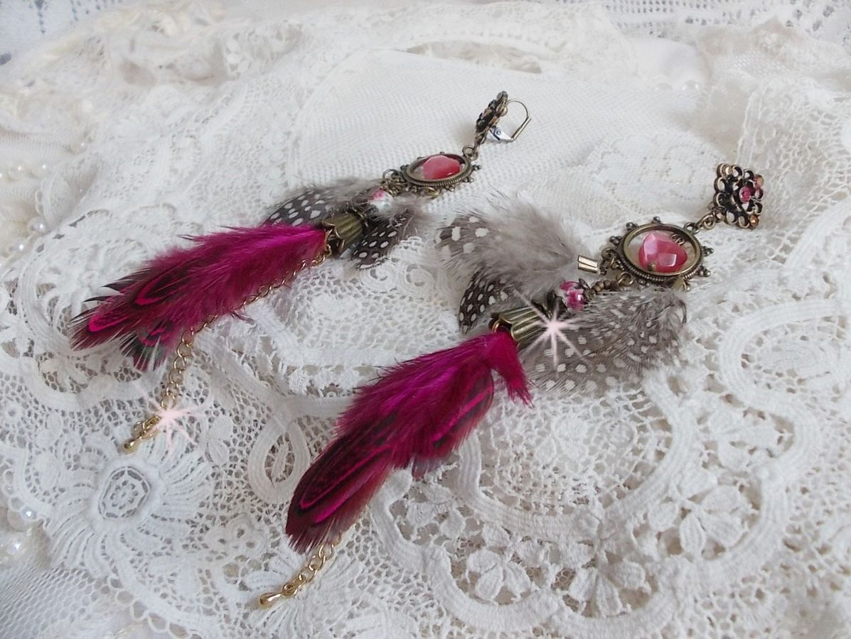 Navajo BO fucsia y marrón con cuentas de vidrio, cristales de Swarovski y plumas