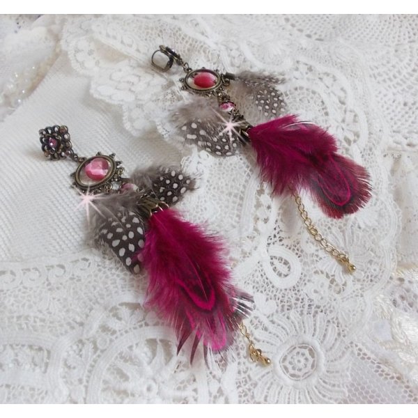 Navajo BO fucsia y marr&oacute;n con cuentas de vidrio, cristales de Swarovski y plumas