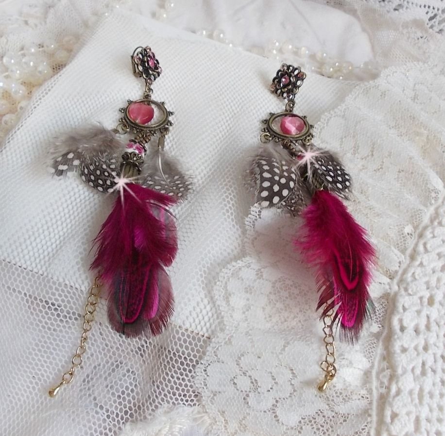 Navajo BO fucsia y marrón con cuentas de vidrio, cristales de Swarovski y plumas