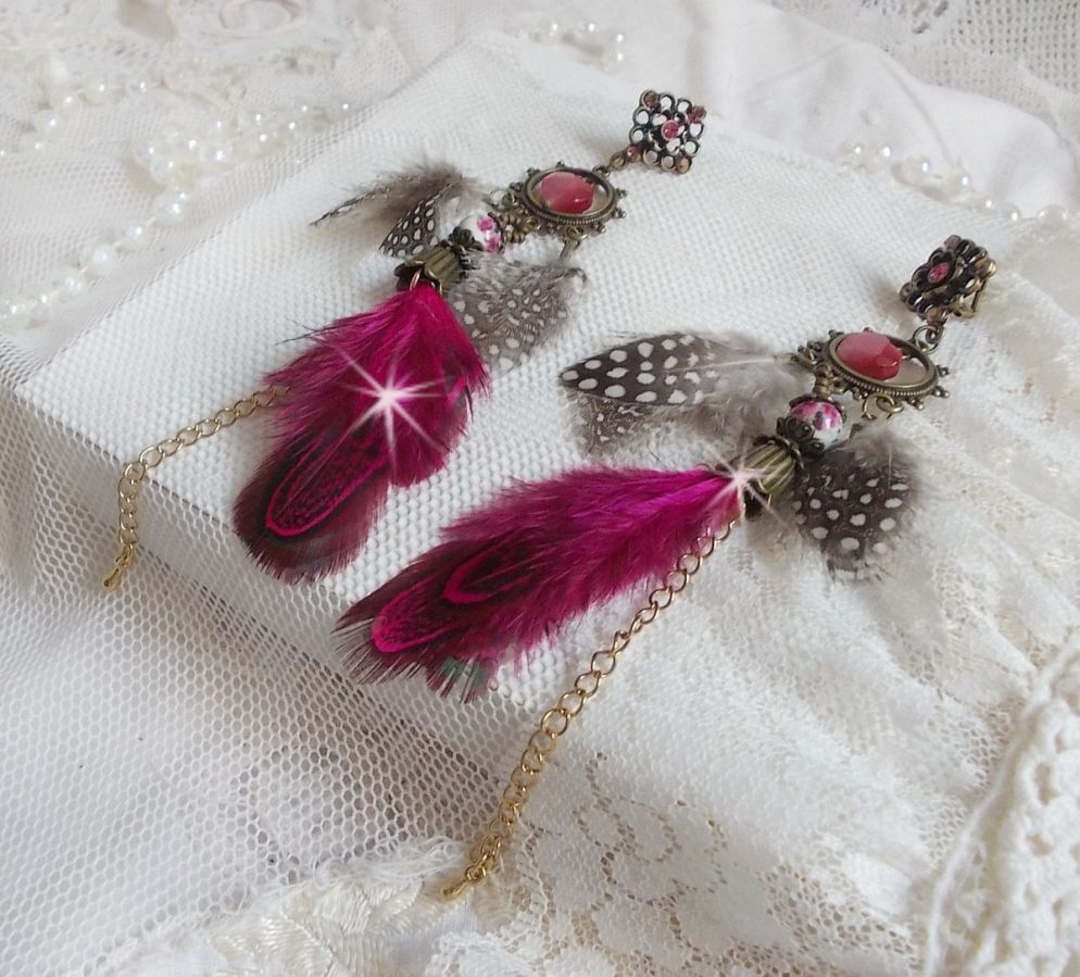 Navajo BO fucsia y marrón con cuentas de vidrio, cristales de Swarovski y plumas