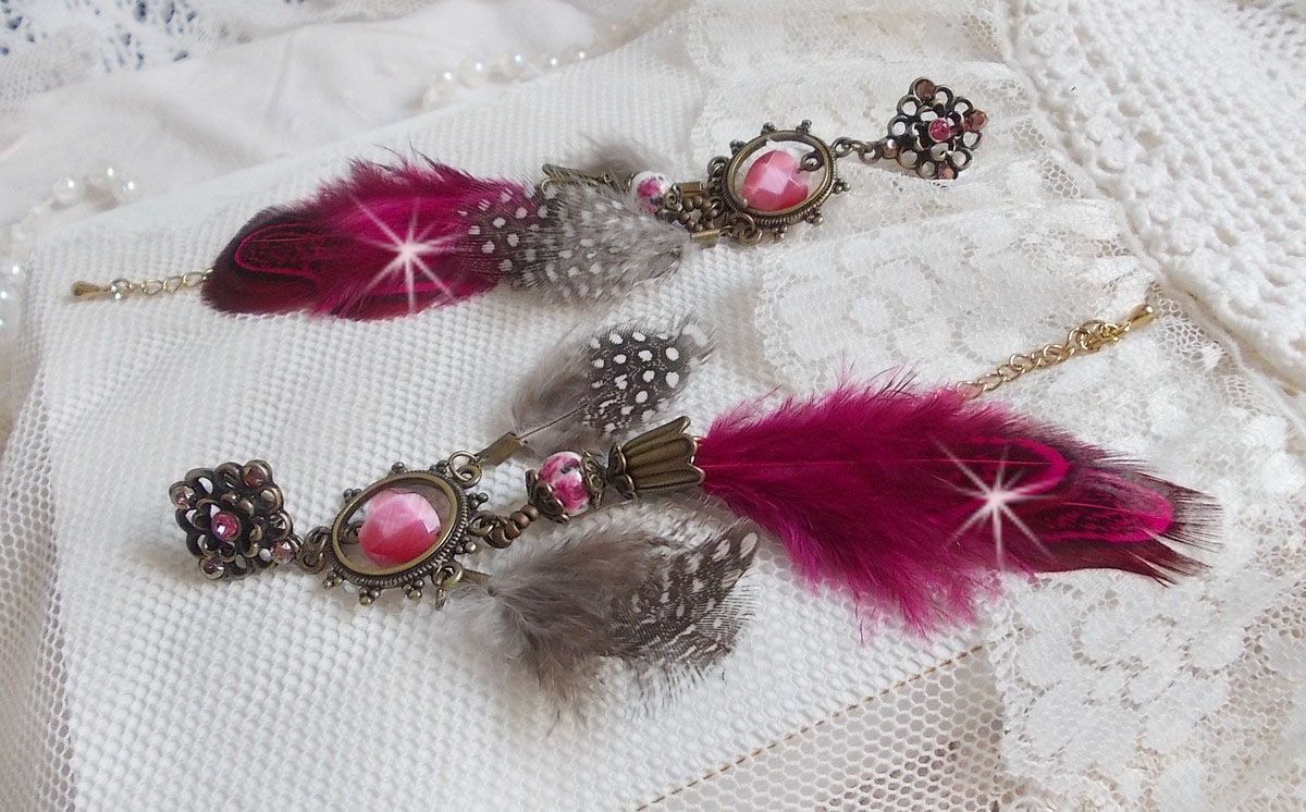 Navajo BO fucsia y marrón con cuentas de vidrio, cristales de Swarovski y plumas