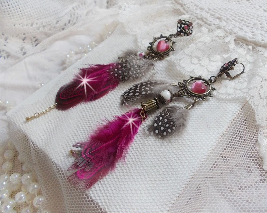 Navajo BO fucsia y marrón con cuentas de vidrio, cristales de Swarovski y plumas