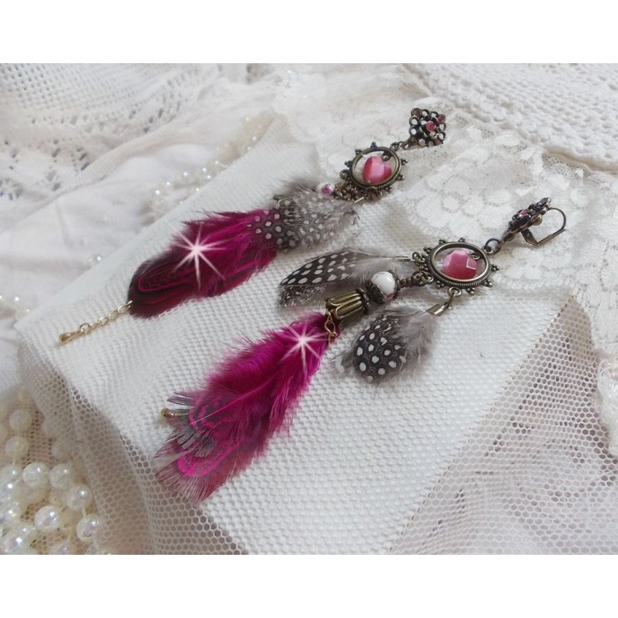 Navajo BO fucsia y marrón con cuentas de vidrio, cristales de Swarovski y plumas