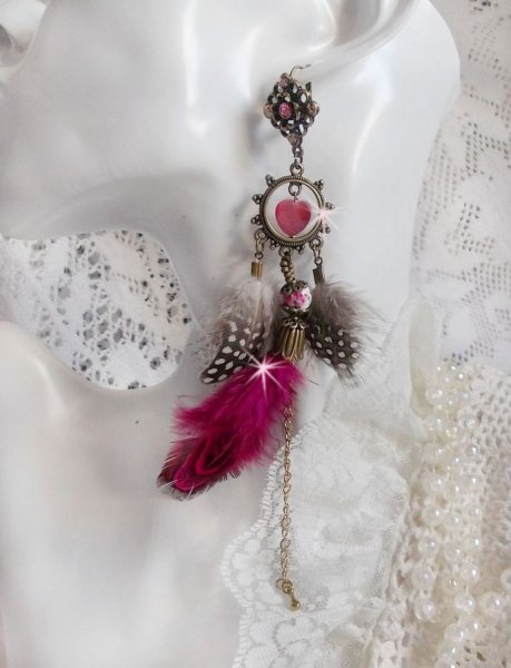 Navajo BO fucsia y marr&oacute;n con cuentas de vidrio, cristales de Swarovski y plumas