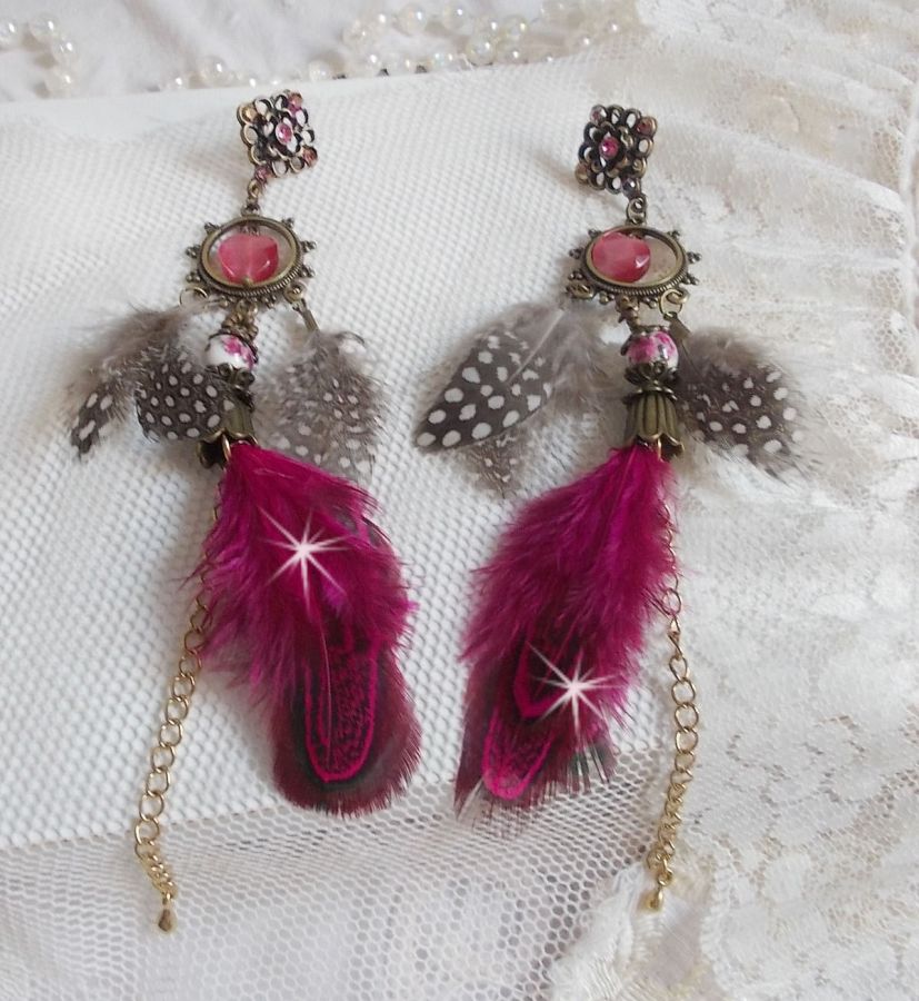 Navajo BO fucsia y marrón con cuentas de vidrio, cristales de Swarovski y plumas