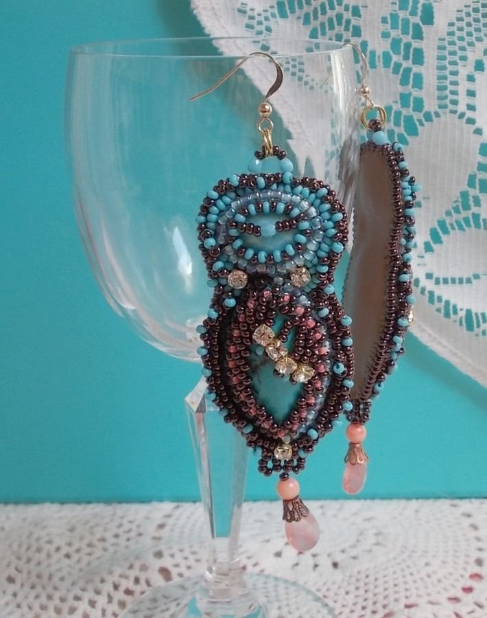 BO NaÎade avec des cabochons en turquoise, des strass, des rocailles et du cuir vachette Camel