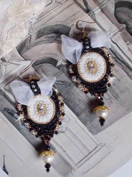 BO Negro Alta Costura Sagrado bordado con encaje negro vintage, cristales de Swarovski, facetas y cuentas de semillas