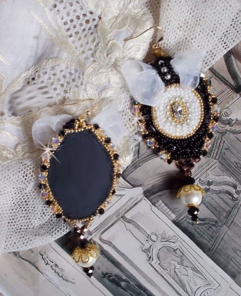 BO Negro Alta Costura Sagrado bordado con encaje negro vintage, cristales de Swarovski, facetas y cuentas de semillas