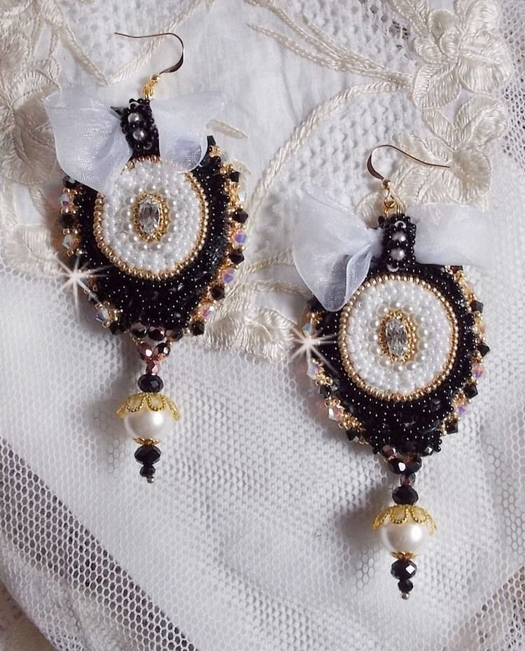 BO Negro Alta Costura Sagrado bordado con encaje negro vintage, cristales de Swarovski, facetas y cuentas de semillas