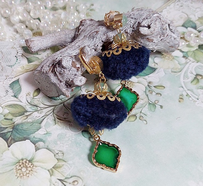 BO Nuit de folies mont&eacute;es avec pompons ronds, pendentifs &eacute;poxy, perles aventurine, dormeuses laiton