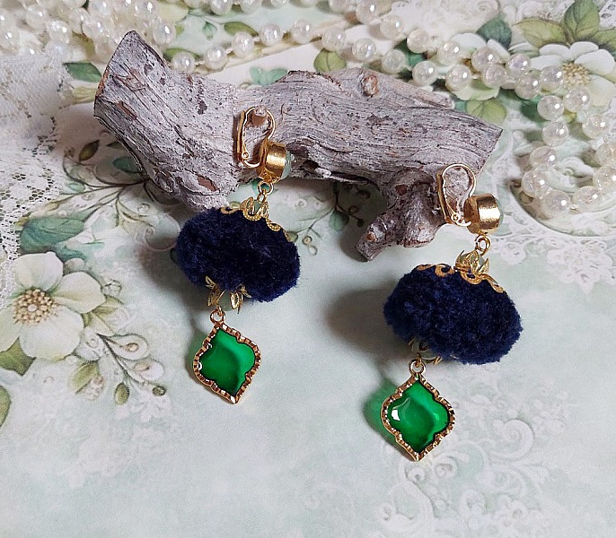 BO Nuit de folies mont&eacute;es avec pompons ronds, pendentifs &eacute;poxy, perles aventurine, dormeuses laiton