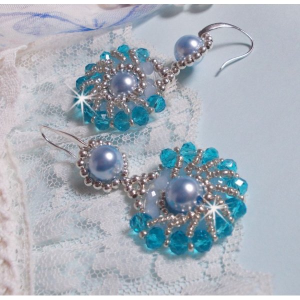 BO Oda Azul y Plata creada con cuentas redondas nacaradas, facetas aplanadas y rocallas plateadas.