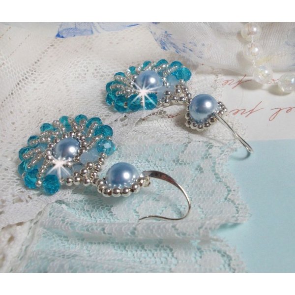 BO Oda Azul y Plata creada con cuentas redondas nacaradas, facetas aplanadas y rocallas plateadas.