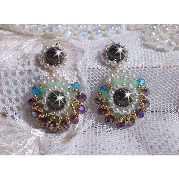 BO Oda Verde y Morado creada con cuentas redondas nacaradas, facetas aplanadas y rocallas doradas