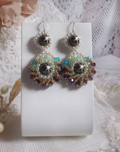 BO Oda Verde y Morado creada con cuentas redondas nacaradas, facetas aplanadas y rocallas doradas