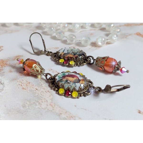 BO Oiseau Huppe ovales et pendantes, cabochons repr&eacute;sentant des oiseaux mont&eacute;es sur pendentifs, gouttes en verre, cabochons en cristal et dormeuses en laiton. Une fa&ccedil;on de voir ce bel oiseau