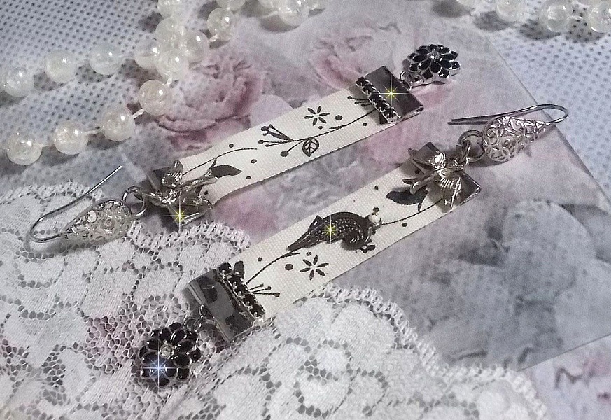 BO P&aacute;jaros en blanco y negro creado con cinta estampada de p&aacute;jaros en blanco y negro, cristales, flores esmaltadas y accesorios de calidad