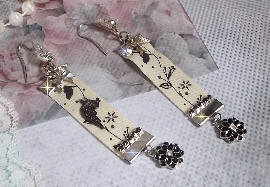 BO P&aacute;jaros en blanco y negro creado con cinta estampada de p&aacute;jaros en blanco y negro, cristales, flores esmaltadas y accesorios de calidad