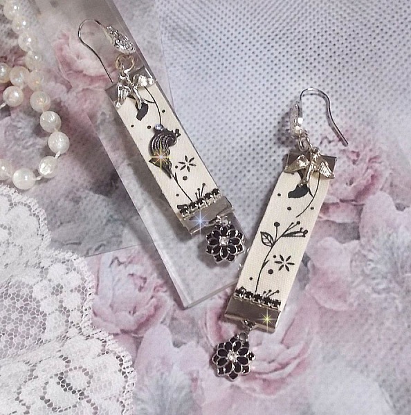 BO P&aacute;jaros en blanco y negro creado con cinta estampada de p&aacute;jaros en blanco y negro, cristales, flores esmaltadas y accesorios de calidad