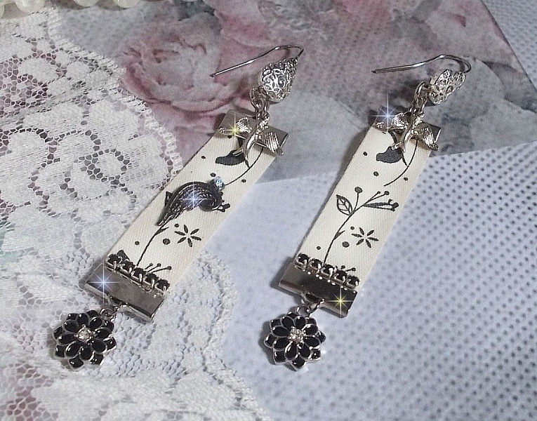 BO P&aacute;jaros en blanco y negro creado con cinta estampada de p&aacute;jaros en blanco y negro, cristales, flores esmaltadas y accesorios de calidad