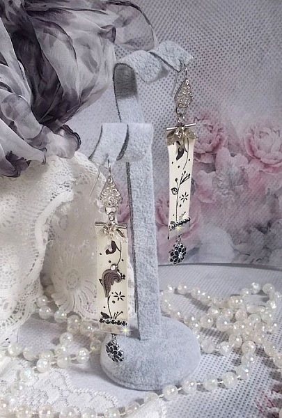 BO P&aacute;jaros en blanco y negro creado con cinta estampada de p&aacute;jaros en blanco y negro, cristales, flores esmaltadas y accesorios de calidad