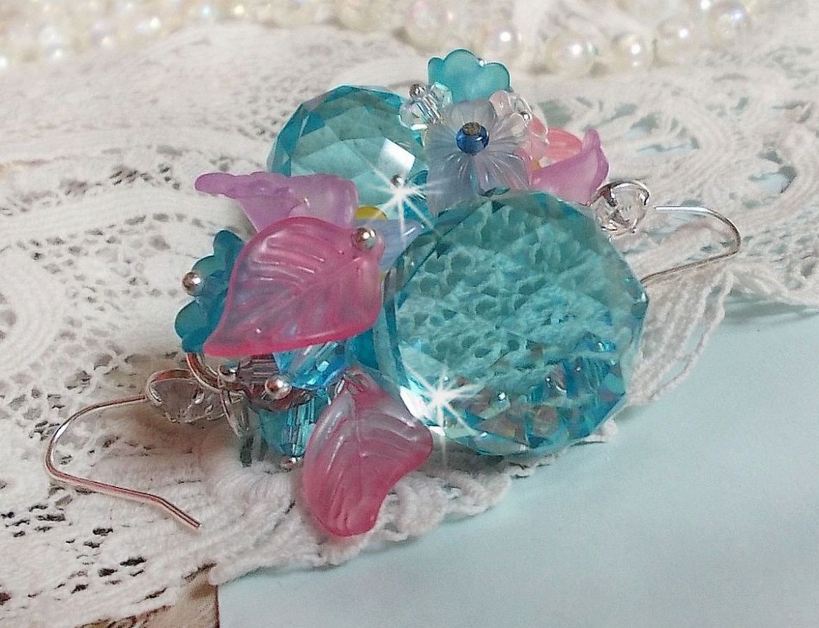 Ondine BO azul creado con cristales Swarovki y flores de resina rosa